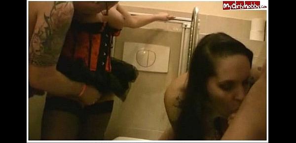  Gangbang mit Usern in Disco-Toilette